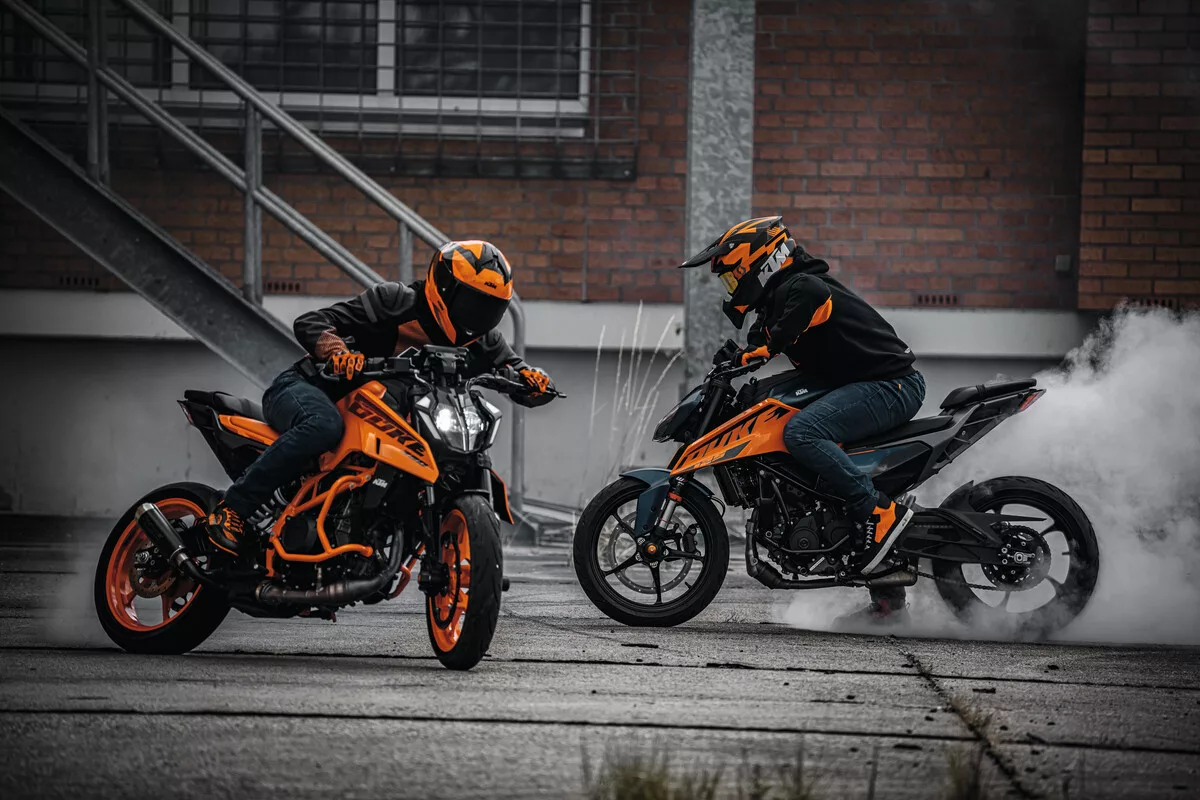 Nuove Moto 2024 Naked KTM DUKE 125 E 390