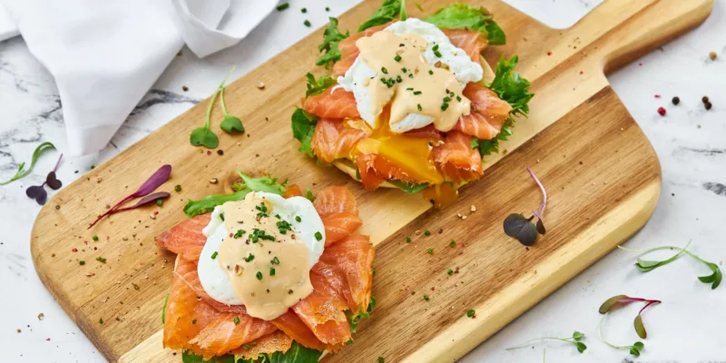 uovo alla benedict con salmone norvegese affumicato